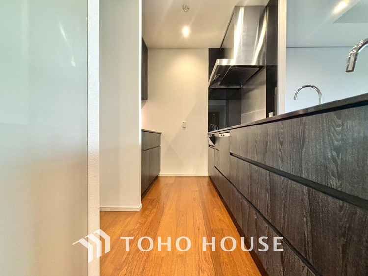 キッチン 手元の収納から、足元の収納までが全てスライド式で、奥のスペースまで有効に活用できます。奥まで上から見渡せるので、たまにしか使わない調理器具もサッと取出せます。