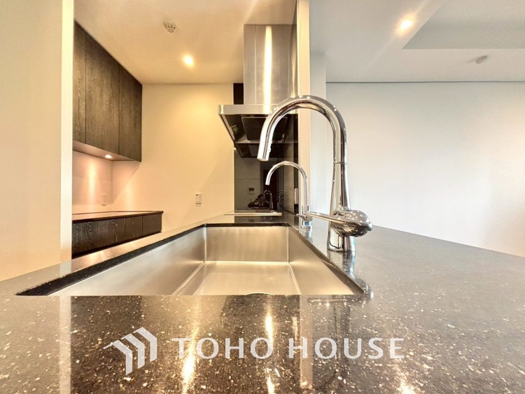 キッチン ◆愛育◆キッチンは家族の絆を育む大切な空間。シンプルで使い易いSystemKitchenで愉しく作る料理は愛情のある美味しいご馳走に。家族で使える広々としたダイニングキッチンです。