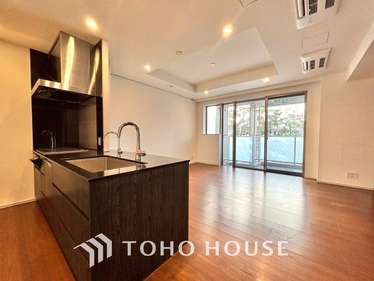 キッチン キッチンは家族の絆を育む大切な空間。シンプルで使い易いシステムキッチンで愉しく作る料理は愛情のある美味しいご馳走に。家族で使えるダイニングキッチンです。