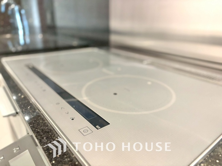 キッチン 毎日料理をする、料理が好き、家族が多くて量を作る必要がある、等の方々にとっては必須の３口コンロ。同時進行で効率アップはもちろん鍋を移動する回数が減り、無駄な動きを軽減することが出来ます。