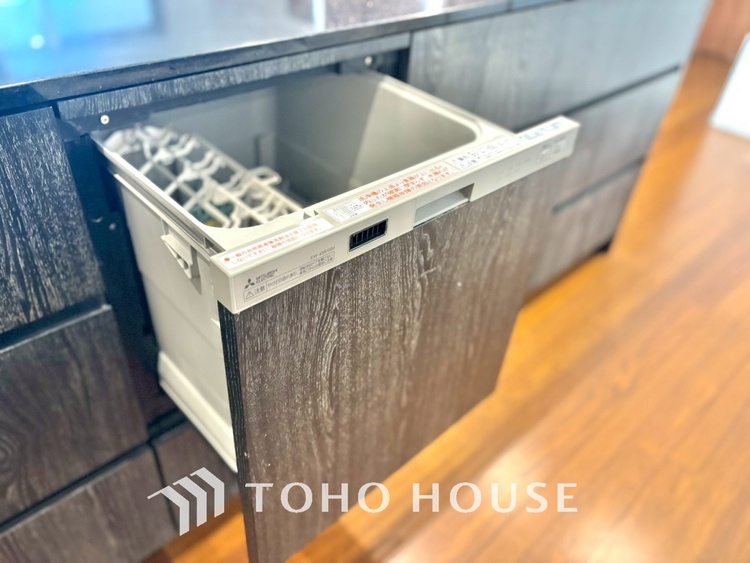 キッチン 採光や風通しを考えて設計された間取り。近隣との視線を考え、街全体で調整される窓位置。外観だけでなく、そこに住まうご家族の心地よさを最優先しました。