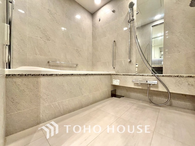 風呂 【浴室】《一日の疲れを落としてくれる場所は、落ち着く場所でなければならない》　高級感溢れるカラーと大きさ・柔らかな曲線で構成された半身浴も楽しめるバスタブが心地よさをもたらします。