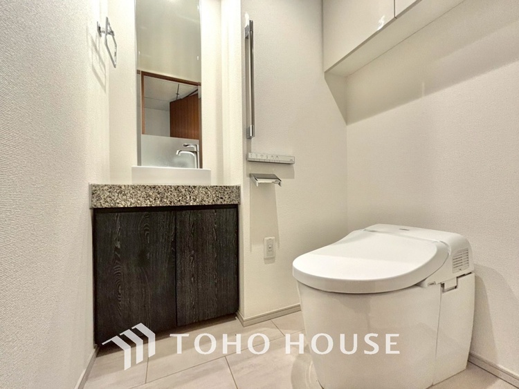 トイレ 清潔感あるホワイト調のクロスと温もり溢れるモダンカラーの床材が見事に調和した本邸宅は、毎日の生活を少しでも快適に過ごして頂ける様に落ち着いた雰囲気作りから行っています。