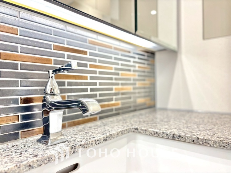 洗面 気持ちの良い朝をつくりだし、夕方には笑顔を取り戻させてくれるミラー。パウダールームはいつでも本来の自分を取り戻せる空間。明るく仕上げてあります。