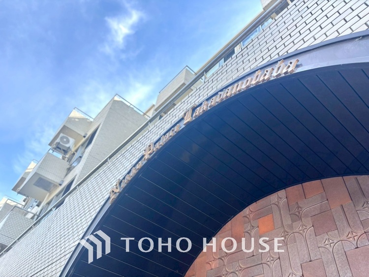 外観 居心地のいい暮らしには欠かせない眩い採光。ゆったりとした幅の窓からこの空間に降り注ぐ採光が絶えない。明るいリビングこそ居心地のいい暮らしが待っているのだと思う。