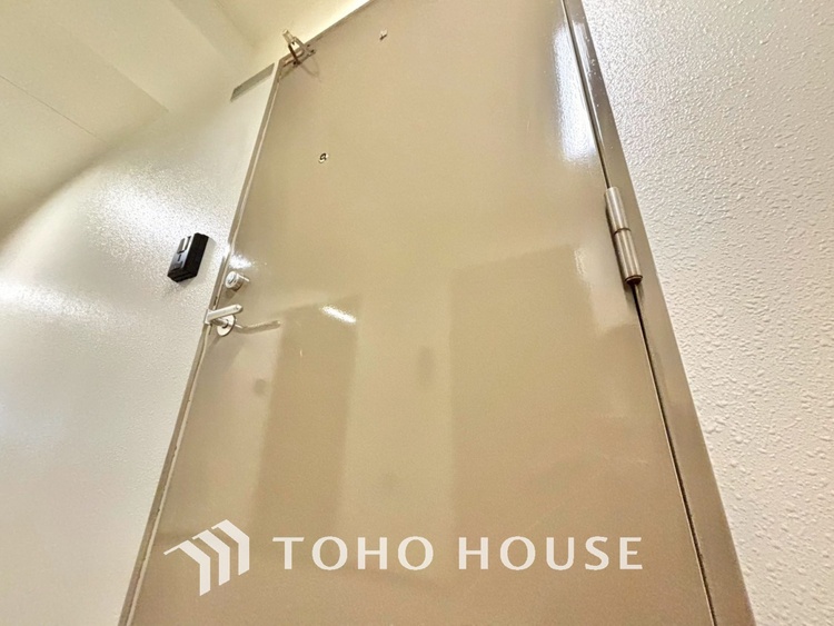 玄関 清潔感あるホワイト調のクロスと温もり溢れるモダンカラーの床材が見事に調和した本邸宅は、毎日の生活を少しでも快適に過ごして頂ける様に落ち着いた雰囲気作りから行っています。