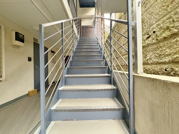 その他 共用部の階段です。明るく清潔に管理されています。