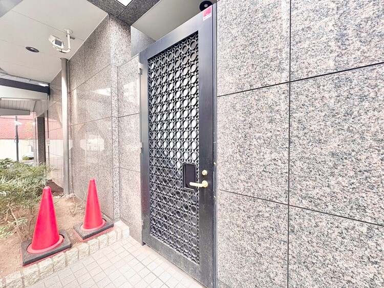 その他 共用部の階段です。明るく清潔に管理されています。