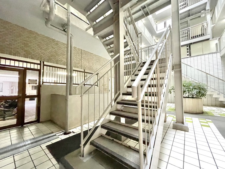 その他 共用部の階段です。明るく清潔に管理されています。