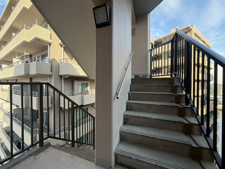 その他 共用部の階段です。明るく清潔に管理されています。