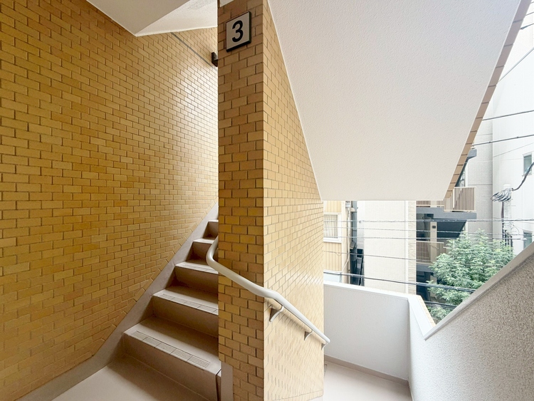 その他 共用部の階段です。明るく清潔に管理されています。