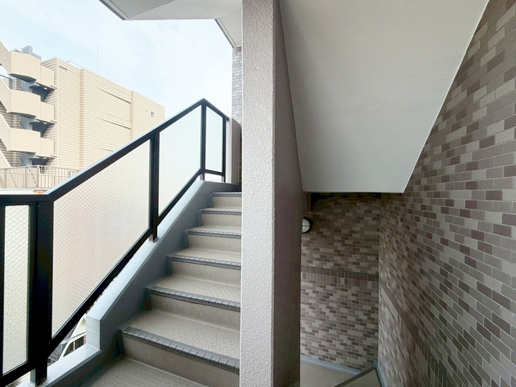 その他 共用部の階段です。明るく清潔に管理されています。