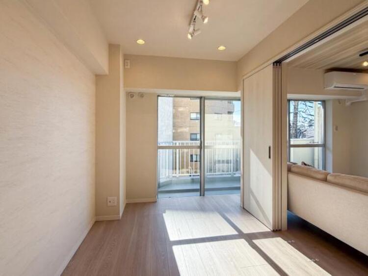 内装 窓からたっぷりと陽光が注がれる、明るく快適なプライベート空間となっています。