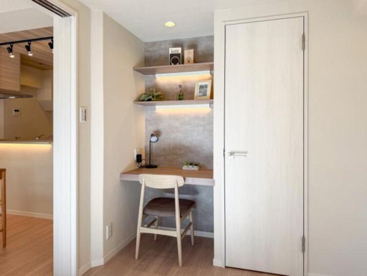 内装 洋室にある書斎スペース。