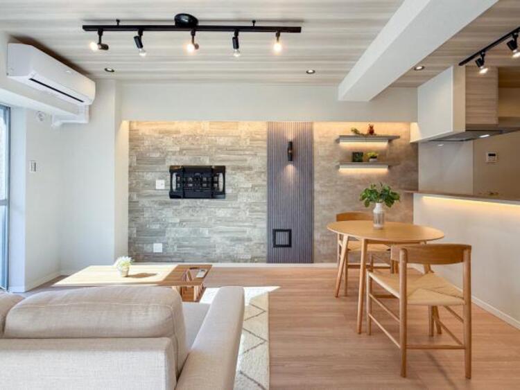 居間 【家具付き】話に夢中になりすぎて、時間を忘れてしまう。そんな束の間の幸せを感じられる空間です。