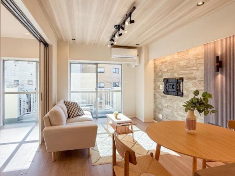 居間 【家具付き】ここにはみんなが集い、食事と楽しい会話が始まる。そんな束の間の幸せを感じさせてくれる場所です。