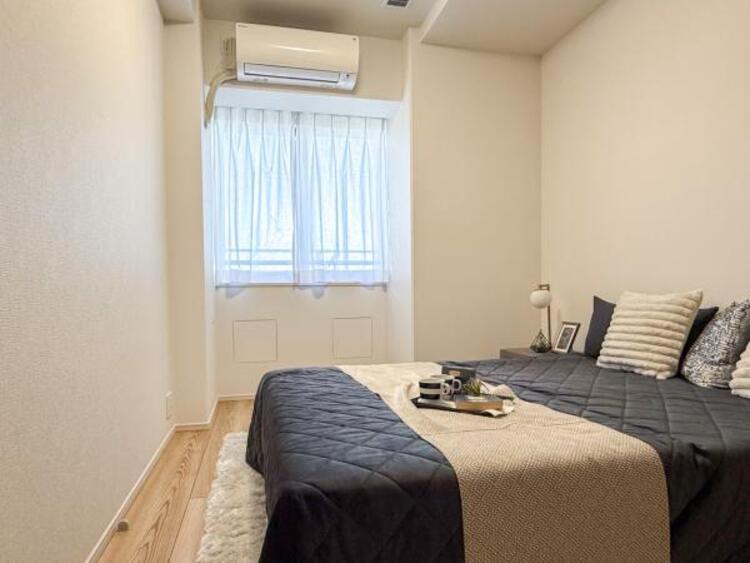 内装 【家具・小物は販売価格に含まれません】一日の疲れを取る主寝室は大型のベッドも配置が可能です。窓から注がれる光で家族とのコミュニケーションも明るくなりそうです。