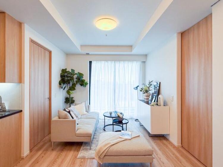 居間 【家具・小物は販売価格に含まれません】家族の暮らしを足元からポカポカと暖めてくれる床暖房。エアコンとは異なり、お部屋そのものが暖まるような感覚です。身体だけではなく、ご家族の心まで温めてくれる設備です。