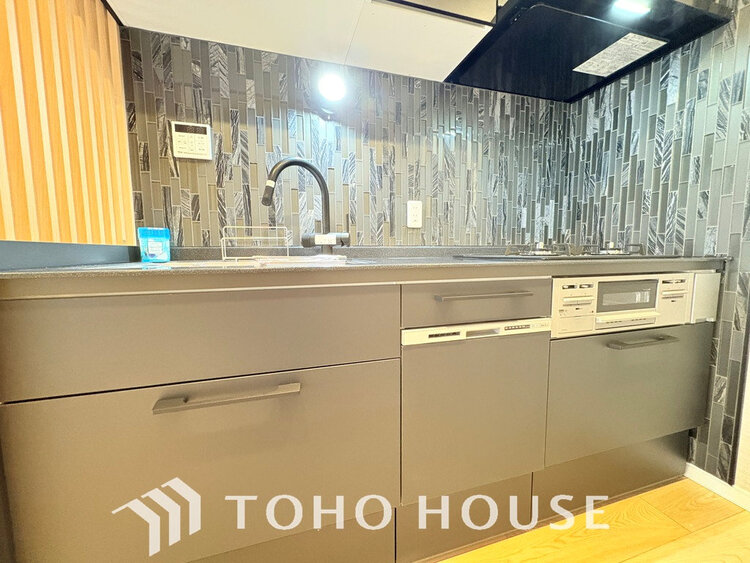 キッチン 落ち着きのあるカラーで統一された清潔感と気品が溢れるキッチン