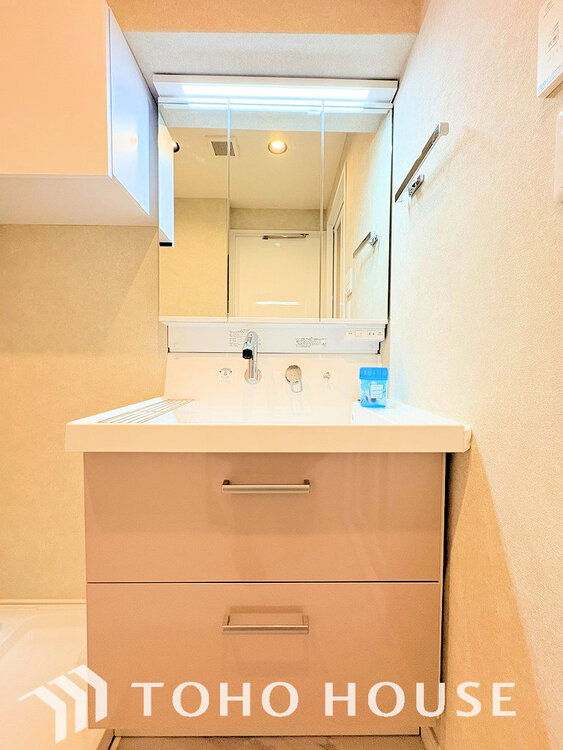 洗面 落ち着きのある色合いでまとめられた洗面室