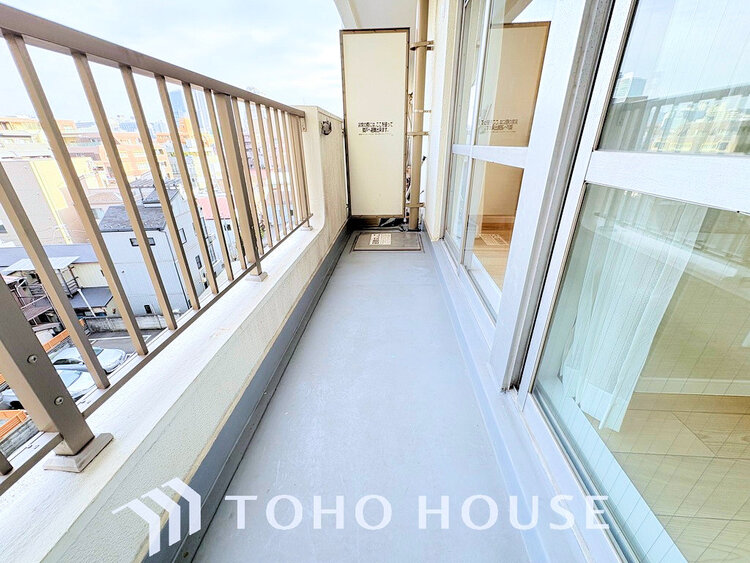 バルコニー 日当たりの良いバルコニーで晴れの日の洗濯物も楽しみになりますね