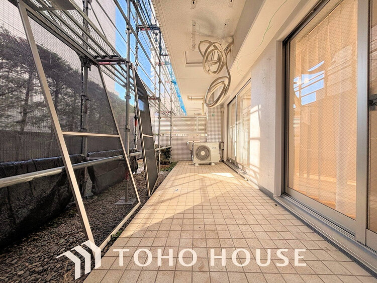 バルコニー 日当たりの良いバルコニーで晴れの日の洗濯物も楽しみになりますね