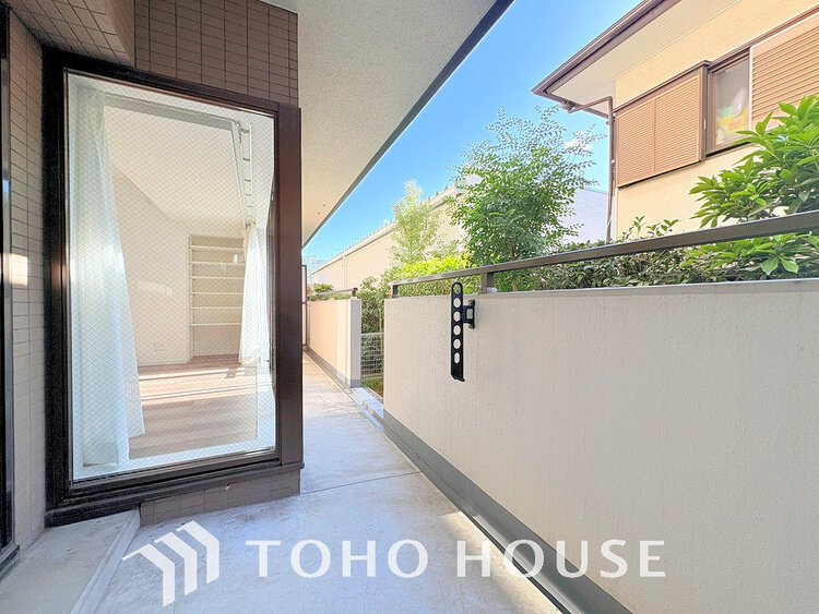 バルコニー 日当たりの良いバルコニーで晴れの日の洗濯物も楽しみになりますね