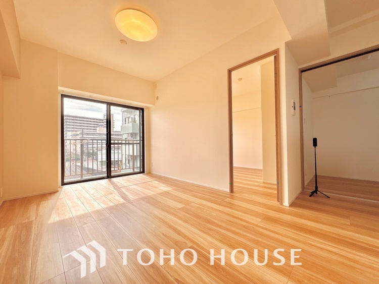 内装 高級感あふれる大きなリビングは、落ち着きと安心感を兼ね備えた優雅な空間。ご家族の暮らしに豊かさを添えます。