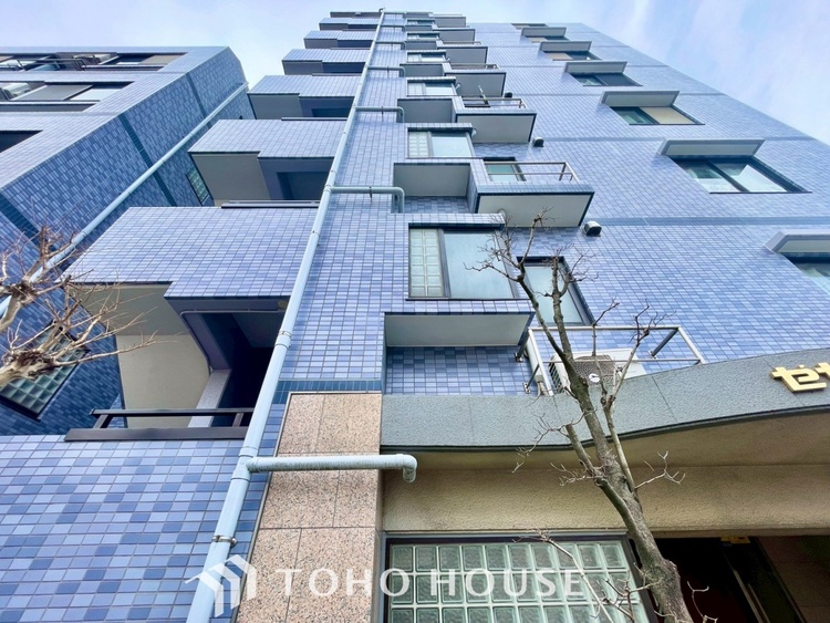 外観 ほんの少しのこだわり。ちょっとした色使いがその家がもつ雰囲気、趣（おもむき）を携え、暮らす家族や訪ねてくる友人・知人に新鮮な香りを運んできます。