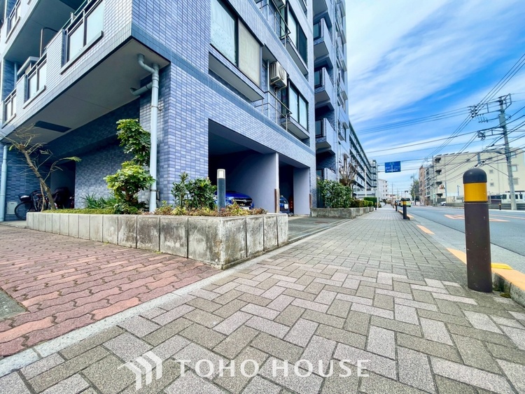 外観 ほんの少しのこだわり。ちょっとした色使いがその家がもつ雰囲気、趣（おもむき）を携え、暮らす家族や訪ねてくる友人・知人に新鮮な香りを運んできます。