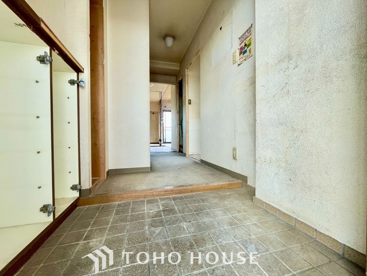 玄関 【改装中】ほんの少しのこだわり。ちょっとした色使いがその家がもつ雰囲気、趣（おもむき）を携え、暮らす家族や訪ねてくる友人・知人に新鮮な香りを運んできます。