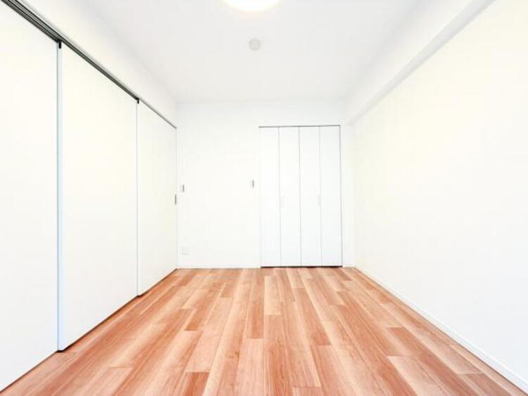 内装 穏やかな寛ぎあじわえるお部屋では有意義な時間がつくれます！大きな窓からと陽光が注がれる明るい空間！光もアクセントの一つとして。一人時間も充実したものにできるプライベートルームは日々を豊かにします！！