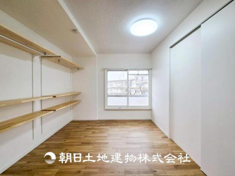 内装 【居室】ご自宅で快適に過ごす条件は、一人ひとり違います。個性が強すぎないシンプルな内装とシンプルなデザインで統一しております。居住していく中であなただけの【幸せマイホーム】を創り上げて下さい。