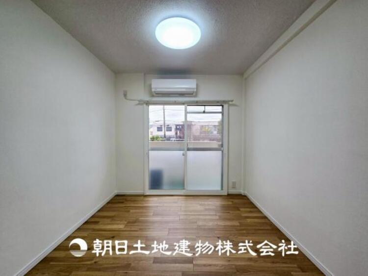 内装 【居室】爽やかな空間演出とセンス良く纏められた室内は良質な寛ぎ空間。そこで暮らす大切な人達のことを考え造りこんだ空間は日々の生活に安らぎを与えてくれます。