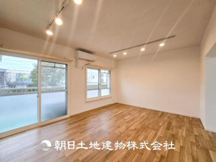 居間 【リビング】1日の中で最も長い時間を過ごすことになるリビングだからこそ、いつも笑顔があふれる空間であるように。広々とした空間から幸せな未来を。