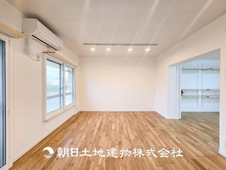 居間 【リビング】リビングにはみんなが集い、食事や楽しい会話が始まる。話に夢中になりすぎて、ついつい時を忘れてしまう。そんな束の間の幸せを感じさせてくれる場所。