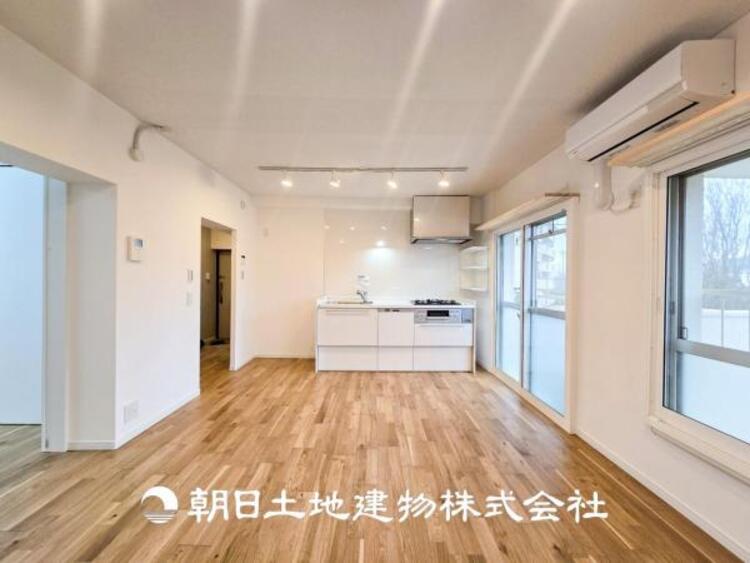 居間 【リビング】大切なご家族、招いた友人と過ごすひと時を溢れる光が優しく包み込む空間。大切な人とともに、心穏やかに過ごすひととき。家族との時間、自分の時間を大切にできる空間を作りました。