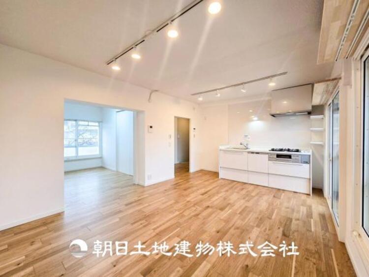 居間 【リビング】家族や友人との時間など、１番多くの時間を過ごす空間。何気なく過ぎる時でさえも上質で快適な空間でお過ごしください。