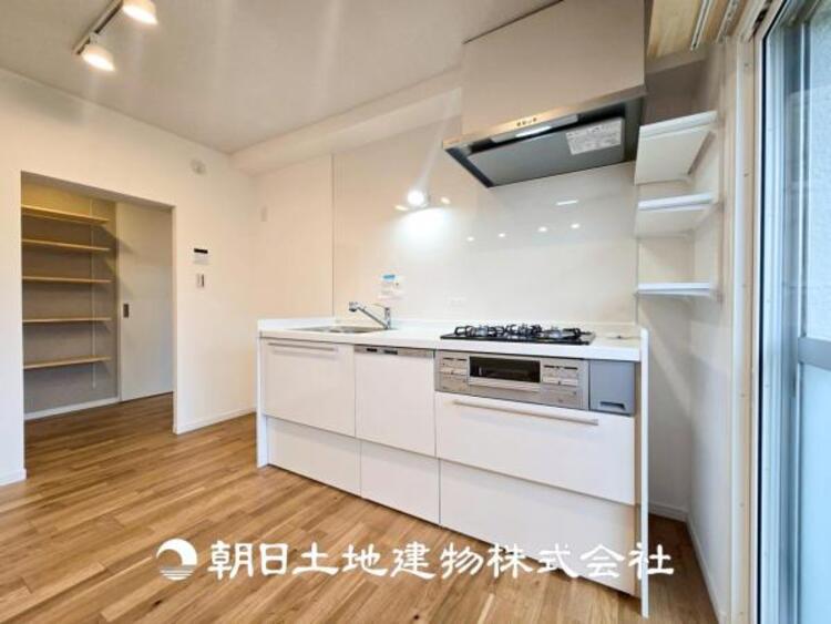 キッチン 【キッチン】仲良しなご夫婦、お子様、みんなでお料理ができる程の贅沢なスペースを実現したキッチンとなっております。みんなで作った料理を召し上がりながらの会話は盛り上がること間違いなしです。