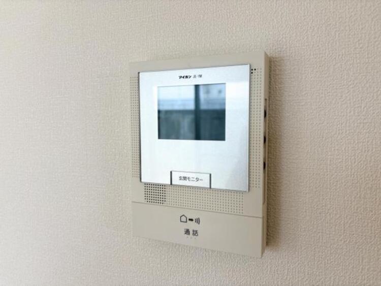 内装 TVモニター付きインターホンは訪問者のお顔を確認出来安心な機能です！