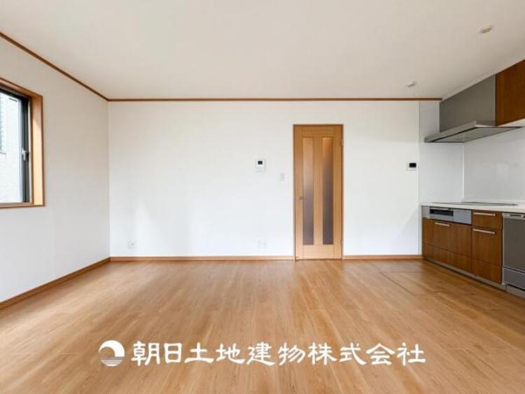 居間 家族や友人との時間など、１番多くの時間を過ごす空間だからこそ落ち着いた空間になります。