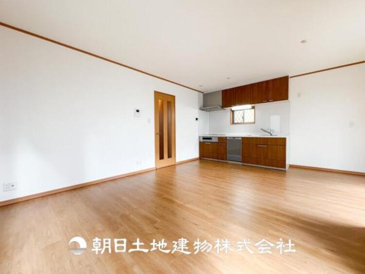 居間 大切なご家族、招いた友人と過ごすひと時を溢れる光が優しく包み込む空間。