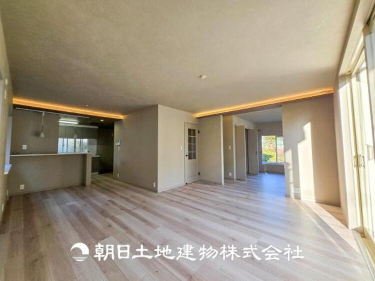 居間 家族や友人との時間など、１番多くの時間を過ごす空間だからこそ落ち着いた空間になります。