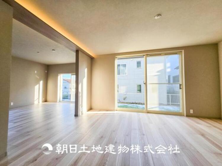 居間 大切なご家族、招いた友人と過ごすひと時を溢れる光が優しく包み込む空間。