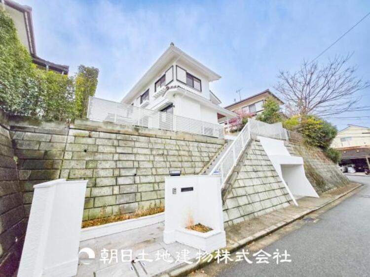 外観 時間のゆとりと空間、暖かな陽光がもたらす光と風を独占してください。