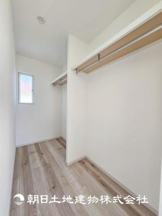 収納 ウォークインクローゼットは季節の品物など整理できるスペース！