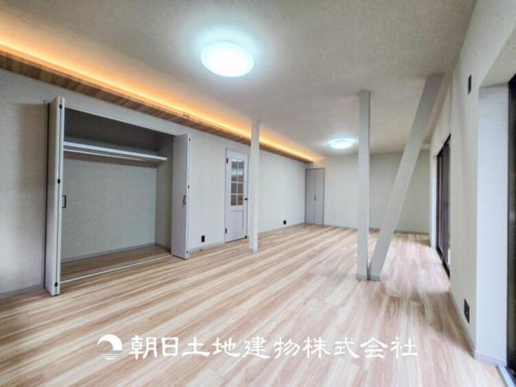 居間 大切なご家族、招いた友人と過ごすひと時を溢れる光が優しく包み込む空間。