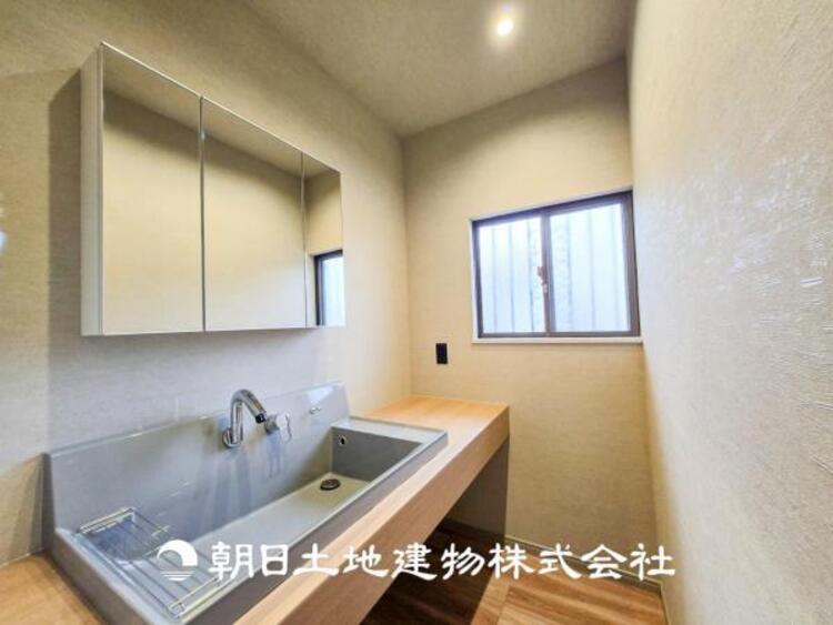 洗面 慌ただしい1日が始まり、充実した1日の終わりを締めくくる洗面所。