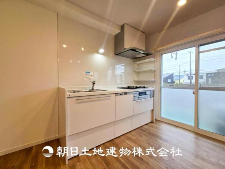 キッチン 【キッチン】日々の生活における家事の動線やリビングとの往来のしやすさに配慮し、お食事の準備や後片付けなどの家事を少しでも楽にするキッチンスペースを目指しました。毎日使う場所だからこそ。ストレスなく使えて、居心地が良くないといけないと思います。