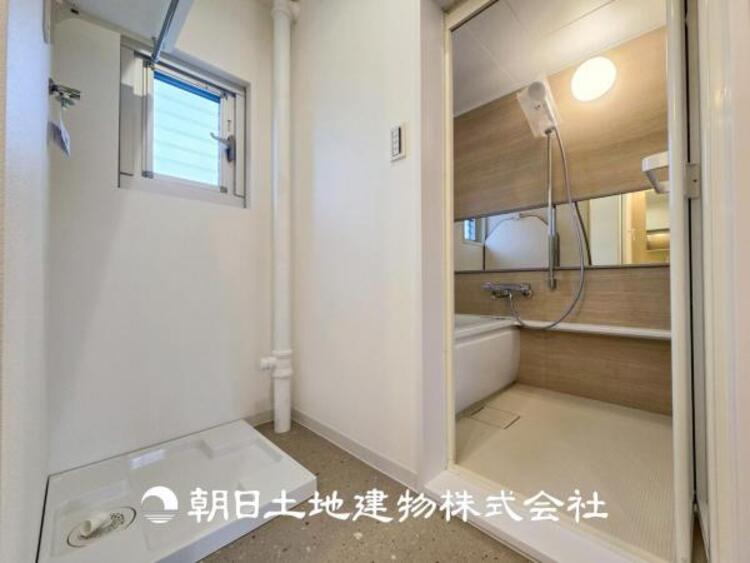 洗面 【洗面化粧台】落ち着いた清潔感のある空間は、身だしなみチェックや肌のお手入れに適しています。収納も十分にあり、スッキリとした印象の良い空間を作りました。時間に余裕とゆとりを持たせます。